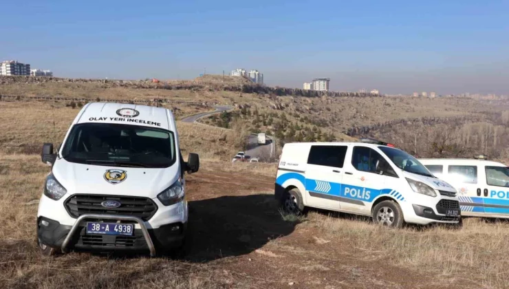 Elektrik direğindeki manzarayı görenler hemen polise haber verdi