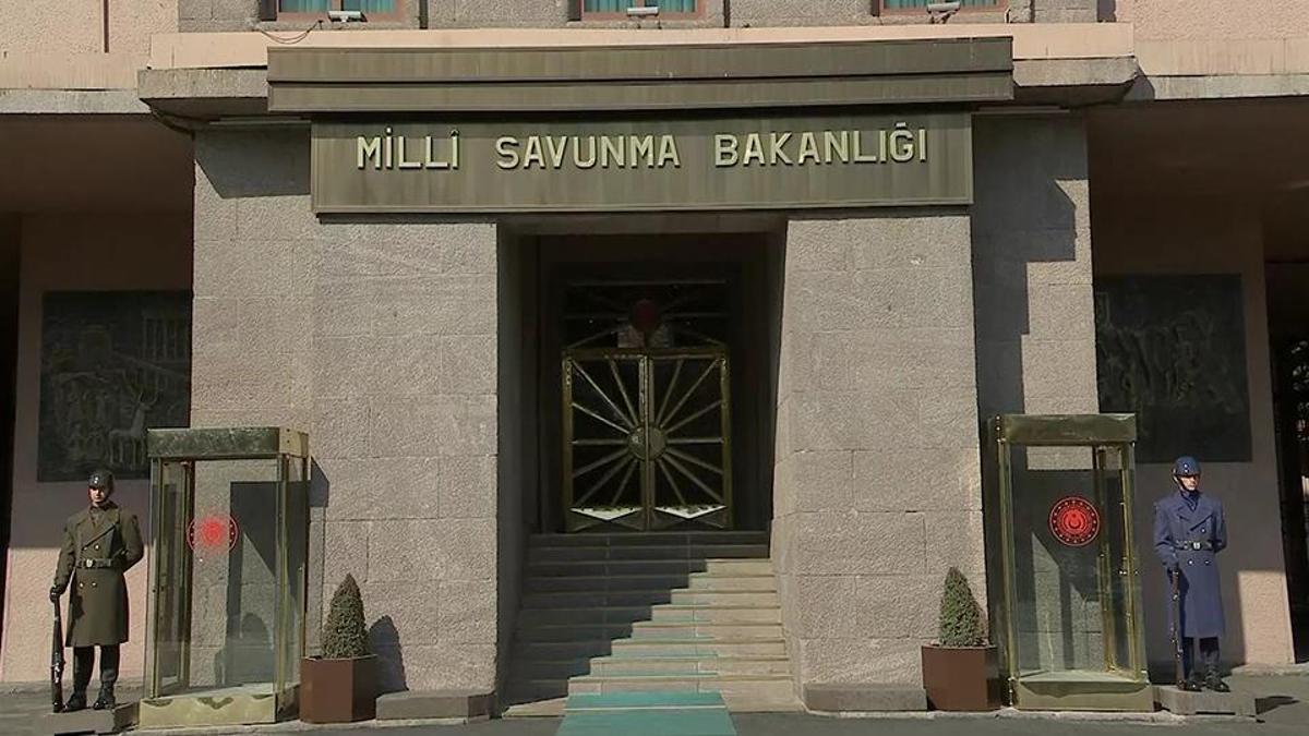 Komutanlar Özel’e dava açıyor