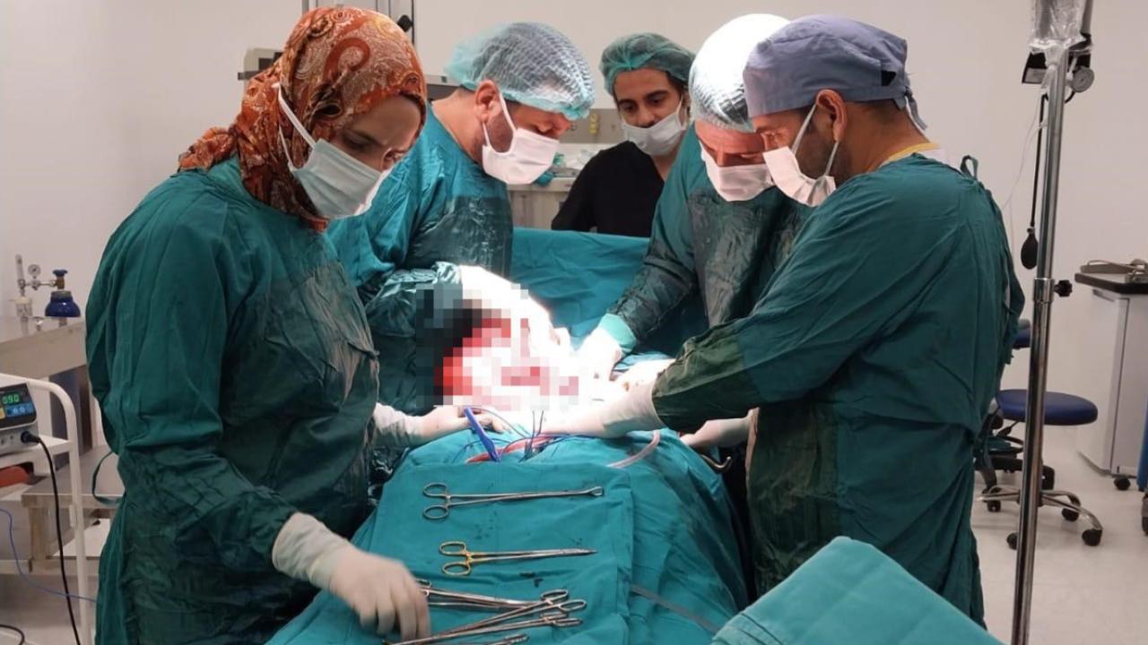 Diyarbakır’da bir kadının karnından 35 santimetrelik kitle çıkarıldı