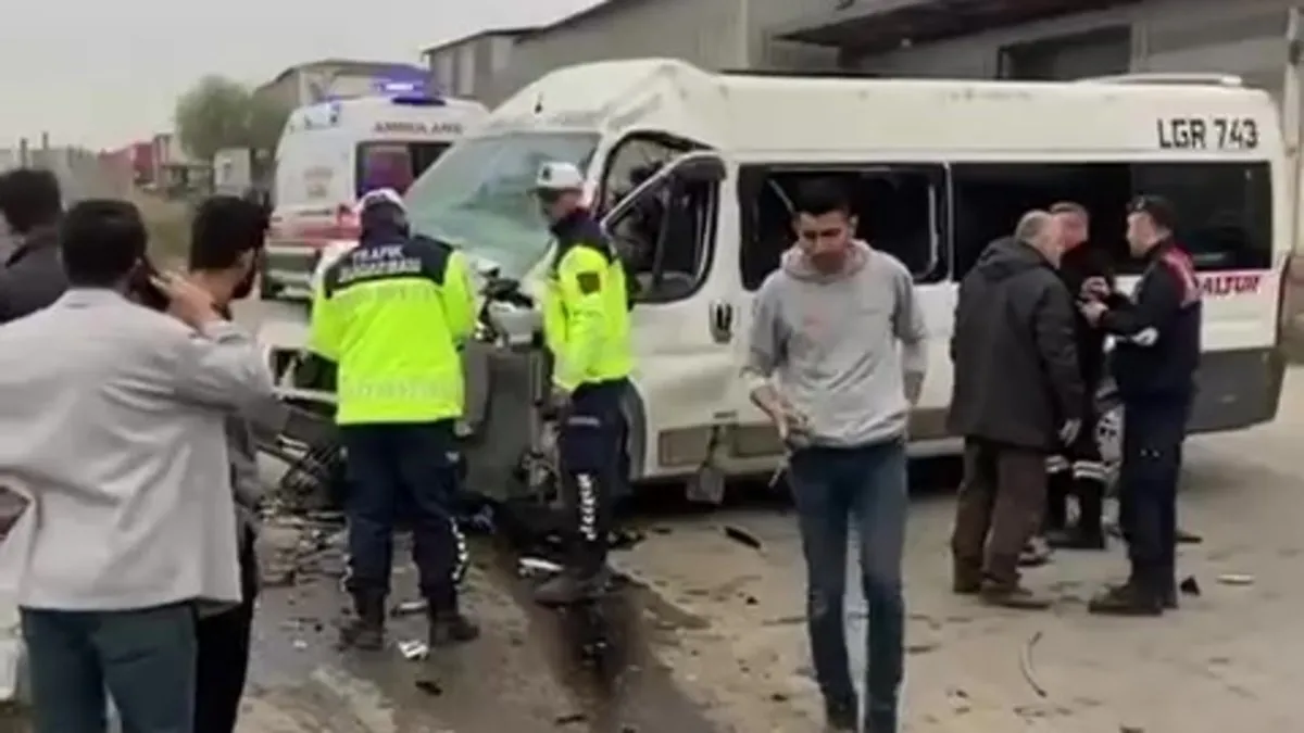 Gebze’de işçi servisi ile tır kafa kafaya çarpıştı: 8 yaralı