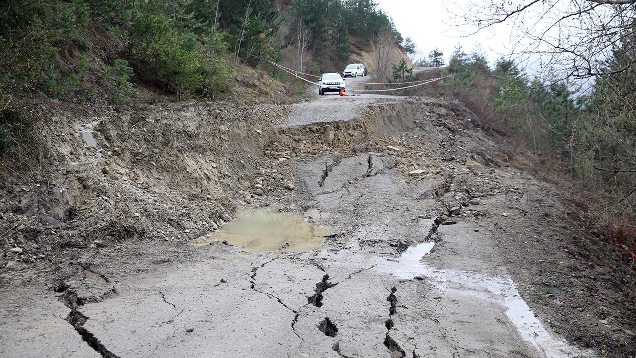 Kastamonu’da eriyen karlar yolda çökmeye sebep oldu